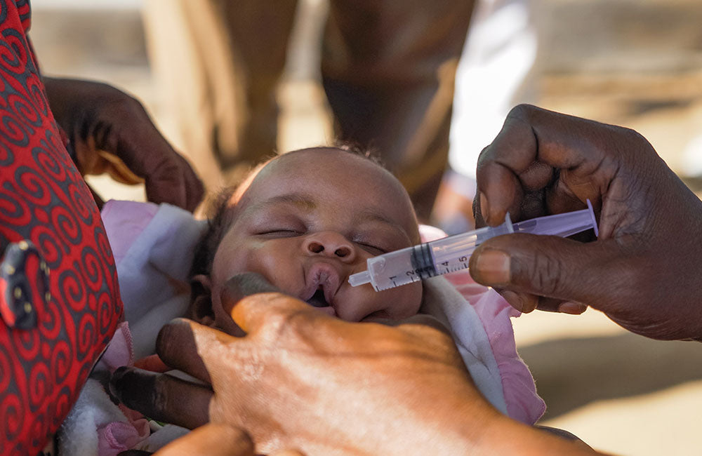 A baby is immunised for Polio. © UNICEF/UN0498389/Mulal